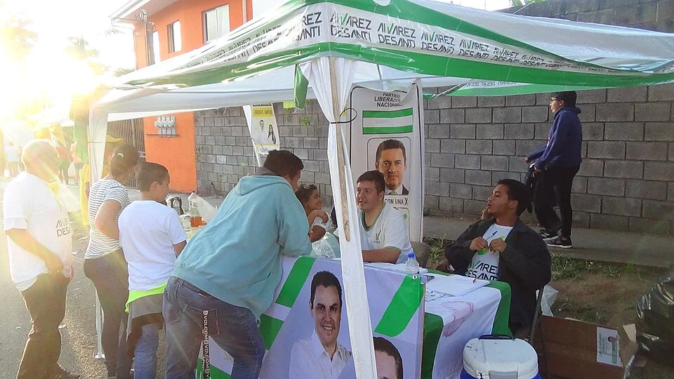 Imagen de contexto: puesto electoral del Partido Liberación Nacional, 4 de febrero de 2018. No corresponde a la asamblea partidaria actual.