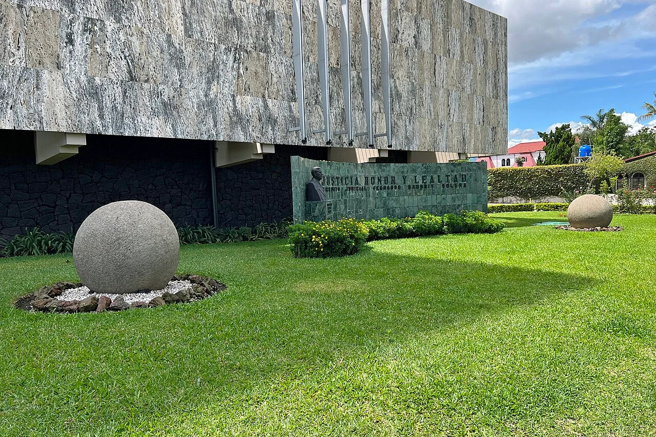 Archivo: esferas de Diquís frente a la Corte Suprema, 19 de junio de 2023. Contexto institucional; no muestra a Orlando Aguirre ni una elección de presidencia judicial.