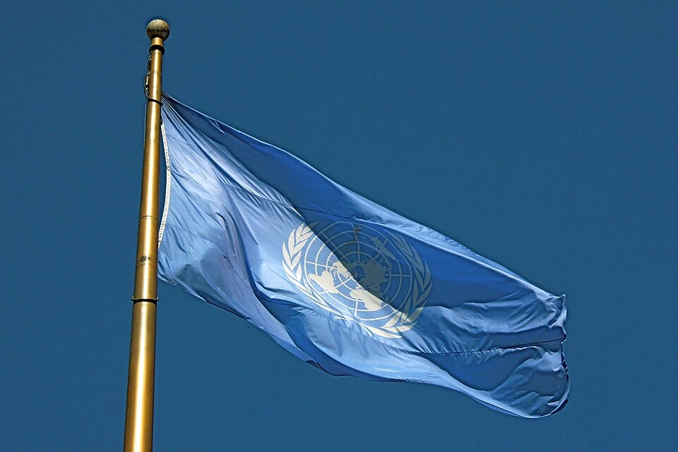 Archivo: bandera de las Naciones Unidas. Contexto institucional del informe de cooperación con Costa Rica; no muestra un proyecto financiado.