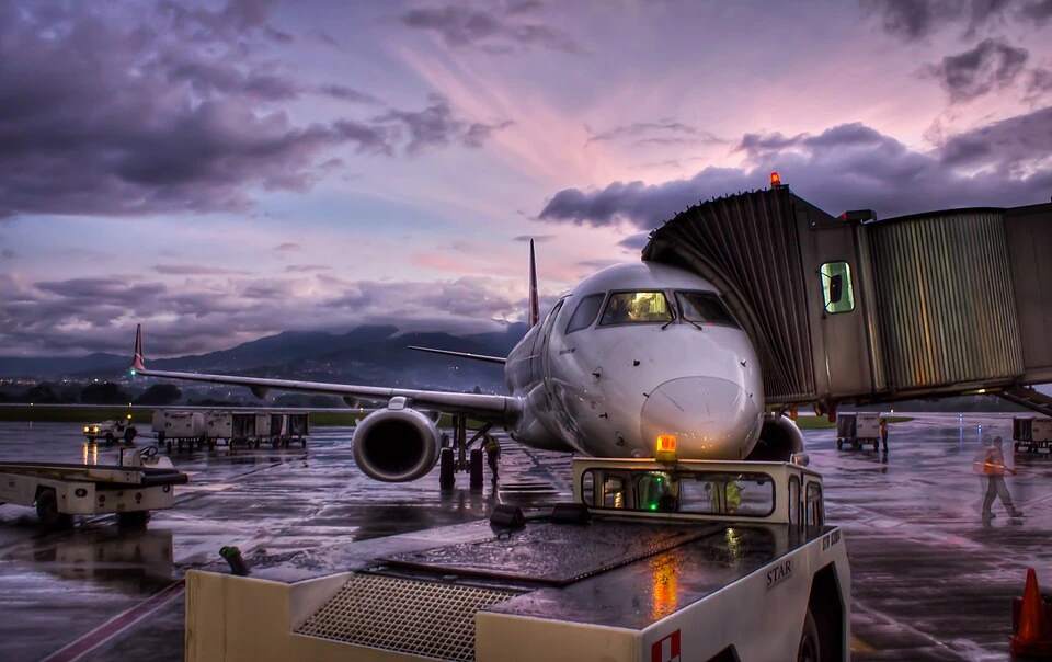 Archivo: una aeronave comercial en el aeropuerto Juan Santamaría, 6 de diciembre de 2011. Imagen del entorno aeroportuario; no es el vuelo de deportación.