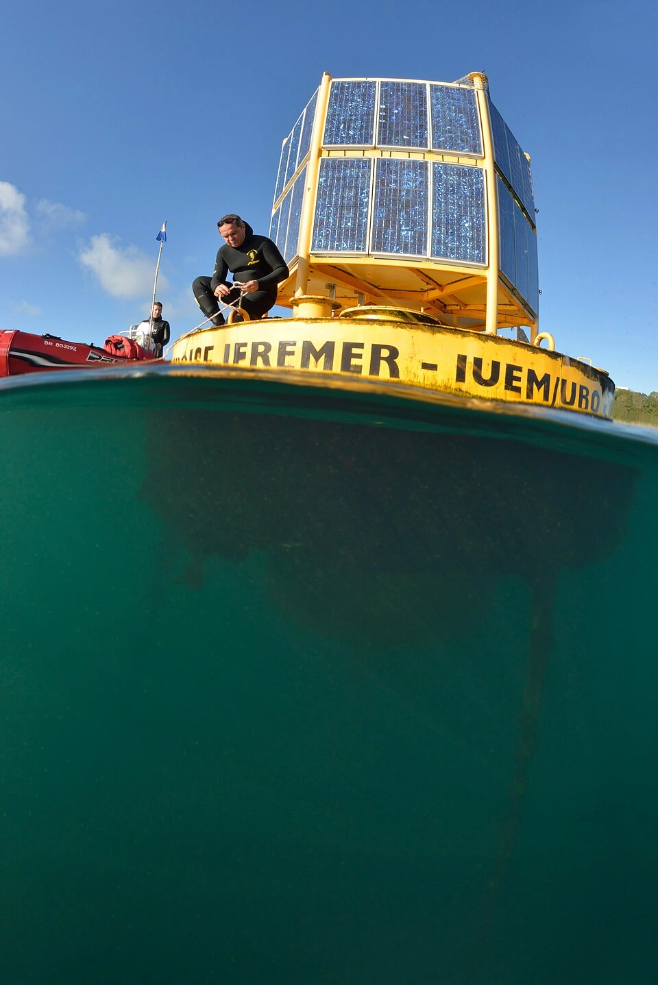 Archivo: boya científica MAREL-Iroise en Sainte-Anne du Portzic, Brest, Francia, 20 de octubre de 2014. Plataforma de observación costera como contexto de la cooperación oceánica; no muestra una instalación financiada por OceanEye ni un proyecto de Costa Rica.