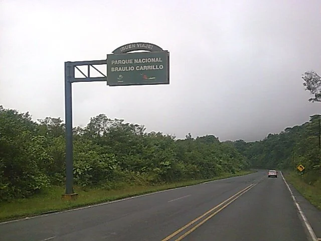 Archivo: carretera San José–Limón, ruta 32; fecha de captura no indicada. Contexto de uno de los pendientes de infraestructura discutidos; no muestra la sesión legislativa ni obras concluidas en agosto.