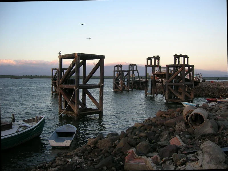 Imagen de contexto: muelle en Puntarenas, 25 de febrero de 2006. No corresponde a las obras anunciadas.