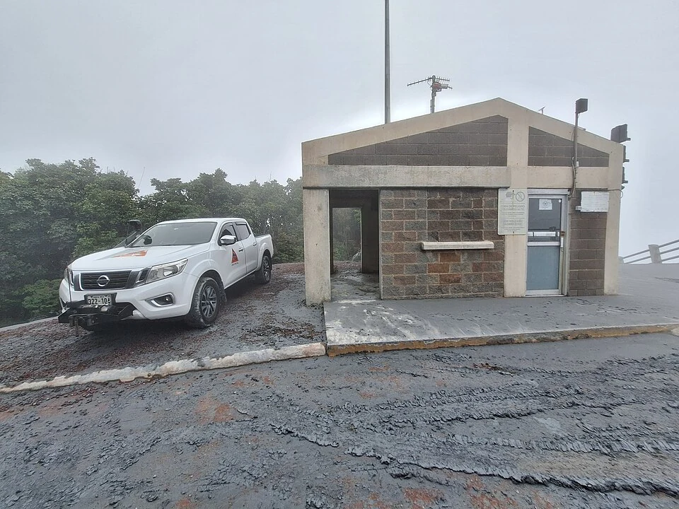 Archivo: ceniza acumulada en el Parque Nacional Volcán Poás, fotografiada por la CNE en abril de 2025. Contexto de los riesgos que aborda la planificación; no muestra una emergencia de abril de 2026.