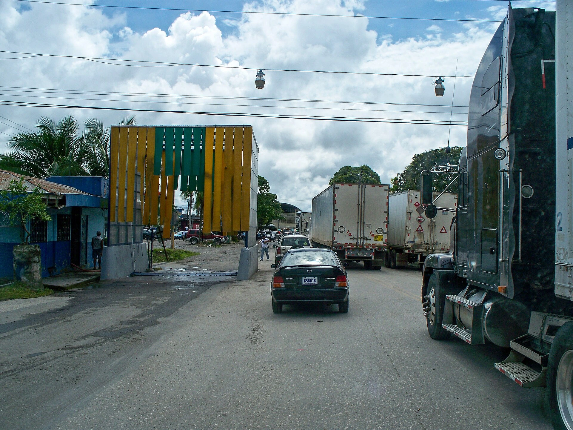 Archivo: vehículos de carga junto al paso fronterizo entre Costa Rica y Panamá. La imagen muestra el contexto del tránsito aduanero; su fecha de captura no está especificada.
