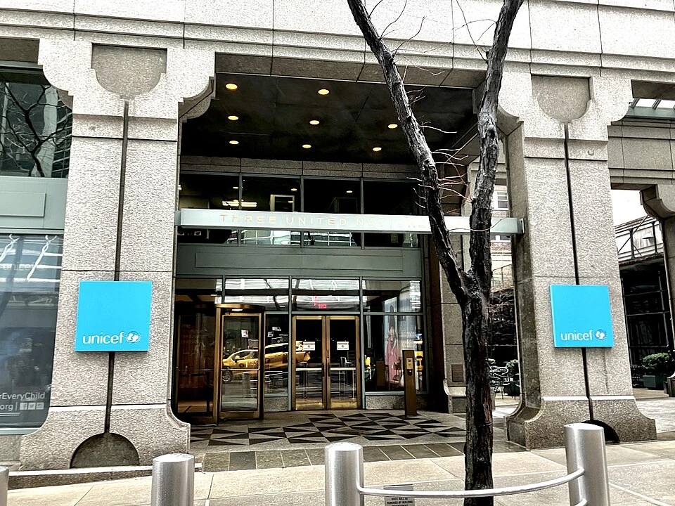 Archivo: entrada de la sede de UNICEF en Three United Nations Plaza, Nueva York, 28 de diciembre de 2024. Contexto institucional del informe sobre prevención de la violencia.