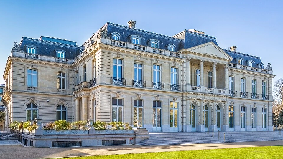Archivo: Château de la Muette, sede de la OCDE en París, marzo de 2019. Contexto del informe sobre contratación pública costarricense; la versión de Commons incorpora corrección de perspectiva.