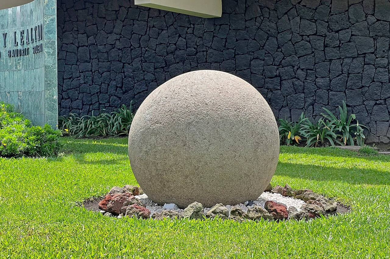 Archivo: esferas precolombinas junto a la sede de la Corte Suprema, 19 de junio de 2023. Contexto del presupuesto judicial; no muestra pagos ni ejecución de recursos.