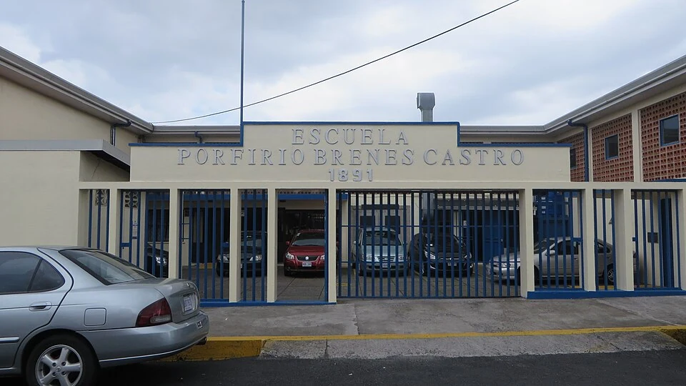 Archivo: Escuela Porfirio Brenes Castro en San Vicente de Moravia, Costa Rica, junio de 2016. Contexto de educación básica; la fotografía no acredita un recorte de fondos de este centro.