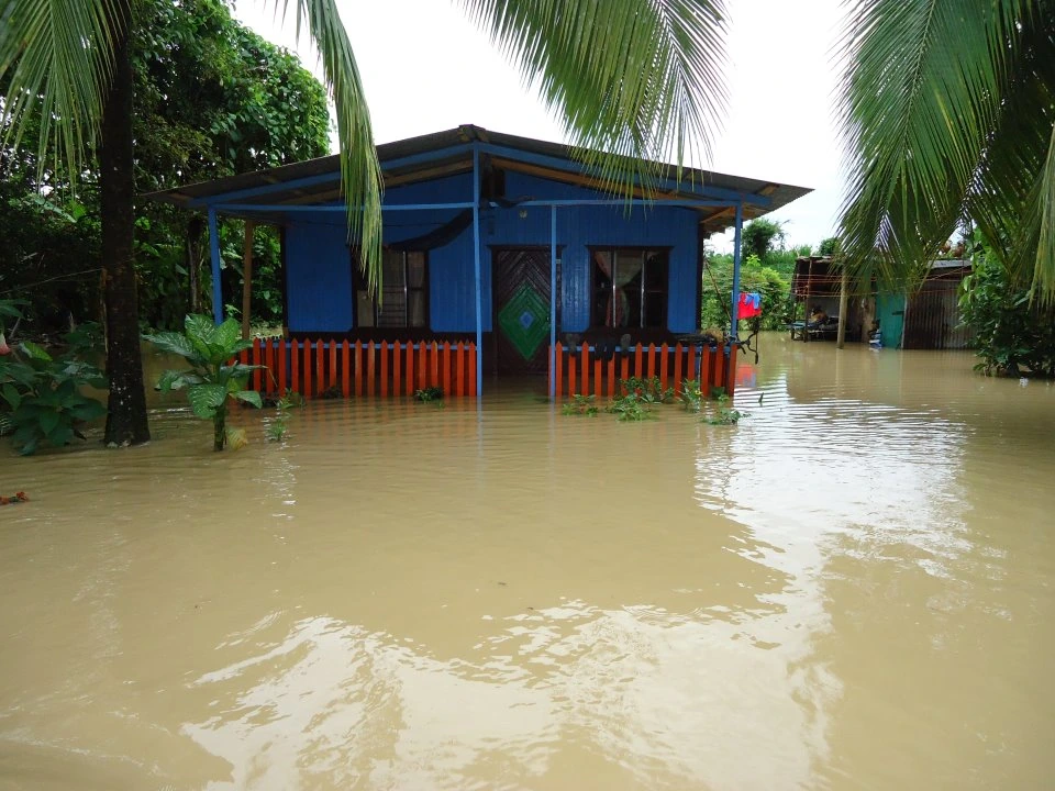 Archivo: vivienda rodeada de agua durante las inundaciones de Costa Rica de julio de 2012. No corresponde a los albergues ni a los daños reportados en julio de 2026.