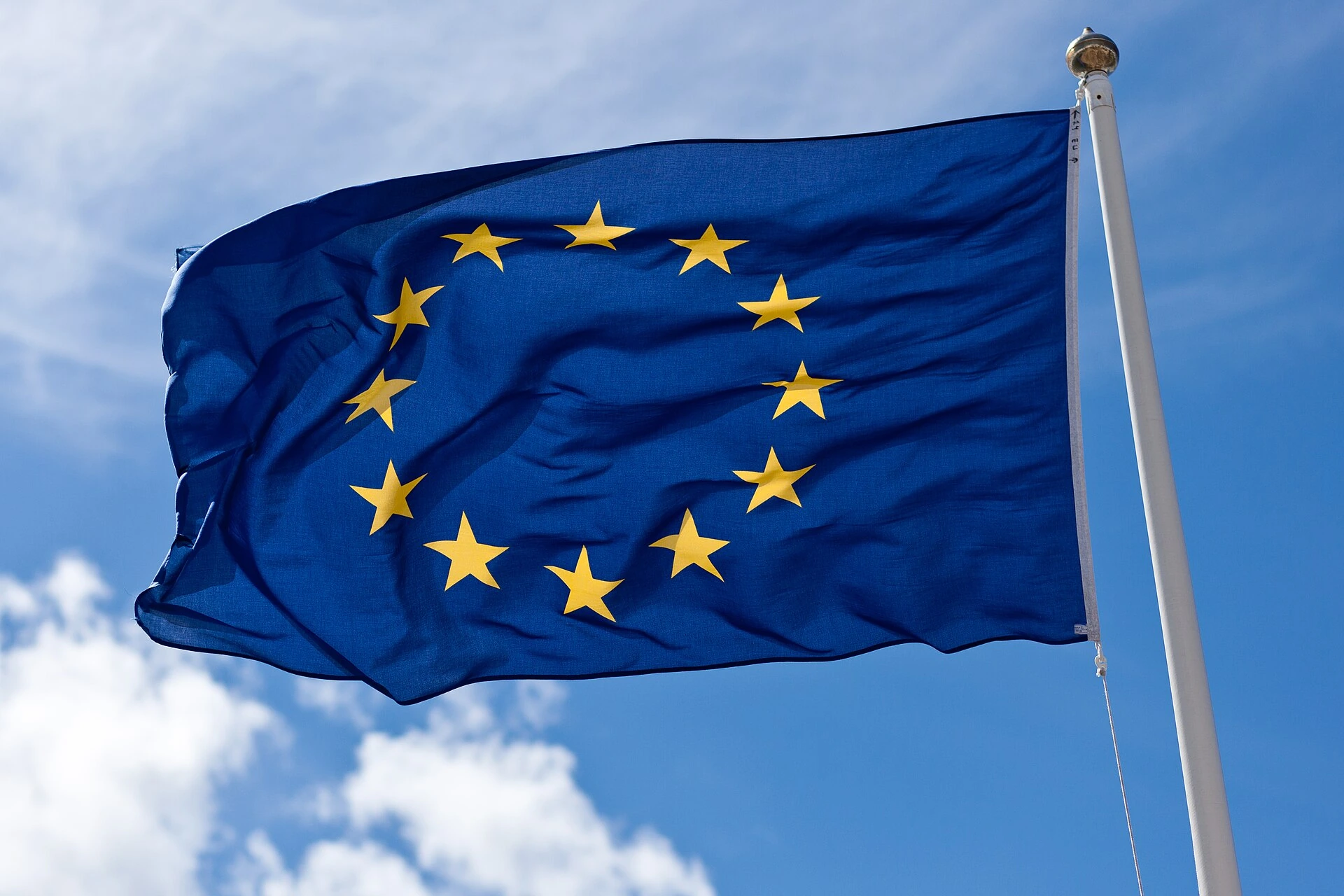 Archivo: bandera de la Unión Europea, Håkan Dahlström, Suecia, 6 de julio de 2010. Contexto de la institución que adopta las sanciones; no muestra Myanmar ni la decisión de 2026. Redimensionada y convertida a WebP.