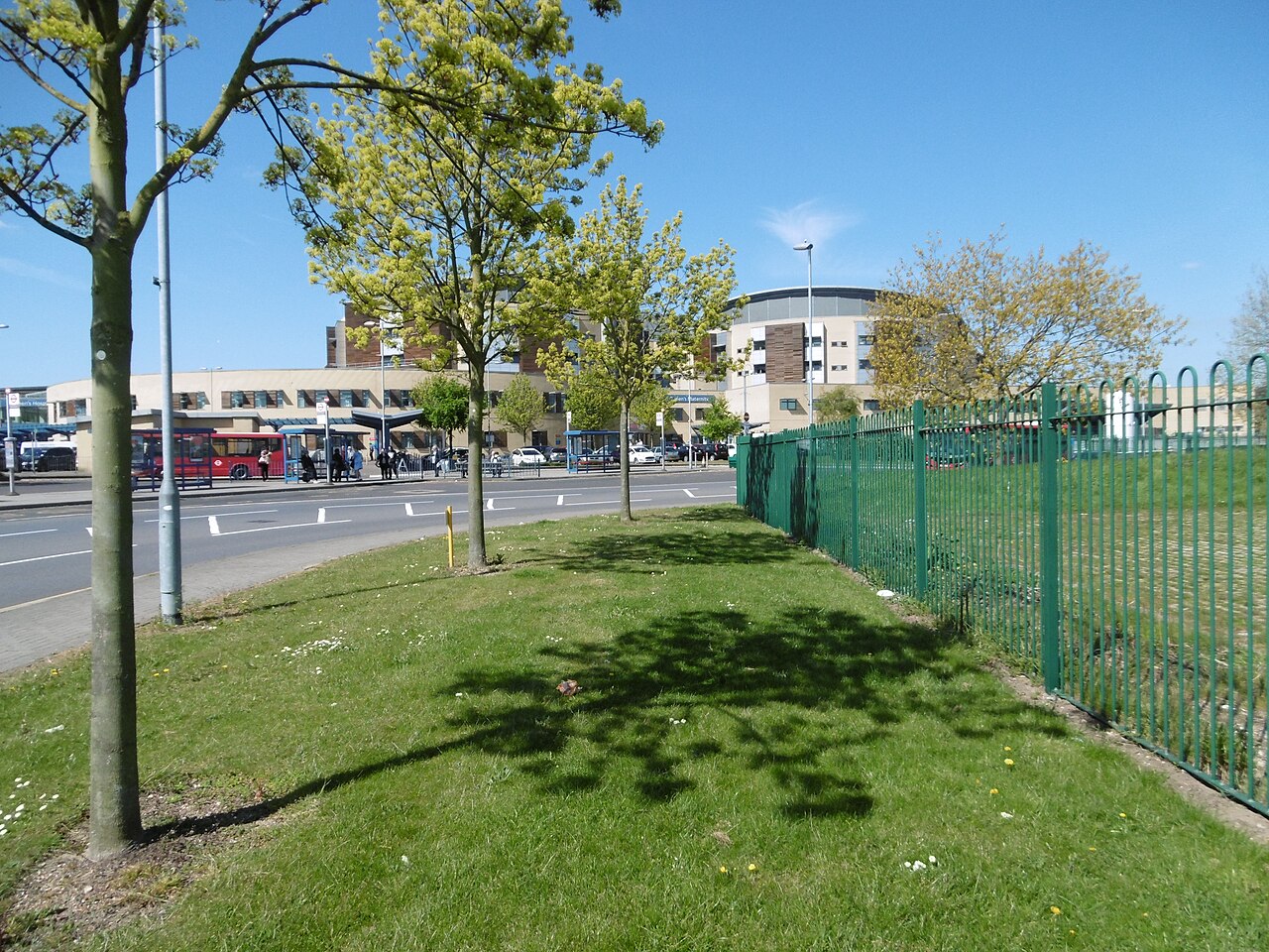 Queen’s Hospital, en Romford, el 4 de mayo de 2016. Fotografía de archivo de uno de los hospitales incluidos en la inversión anunciada el 18 de octubre de 2026; no muestra las nuevas obras. Versión reducida servida por Wikimedia Commons.