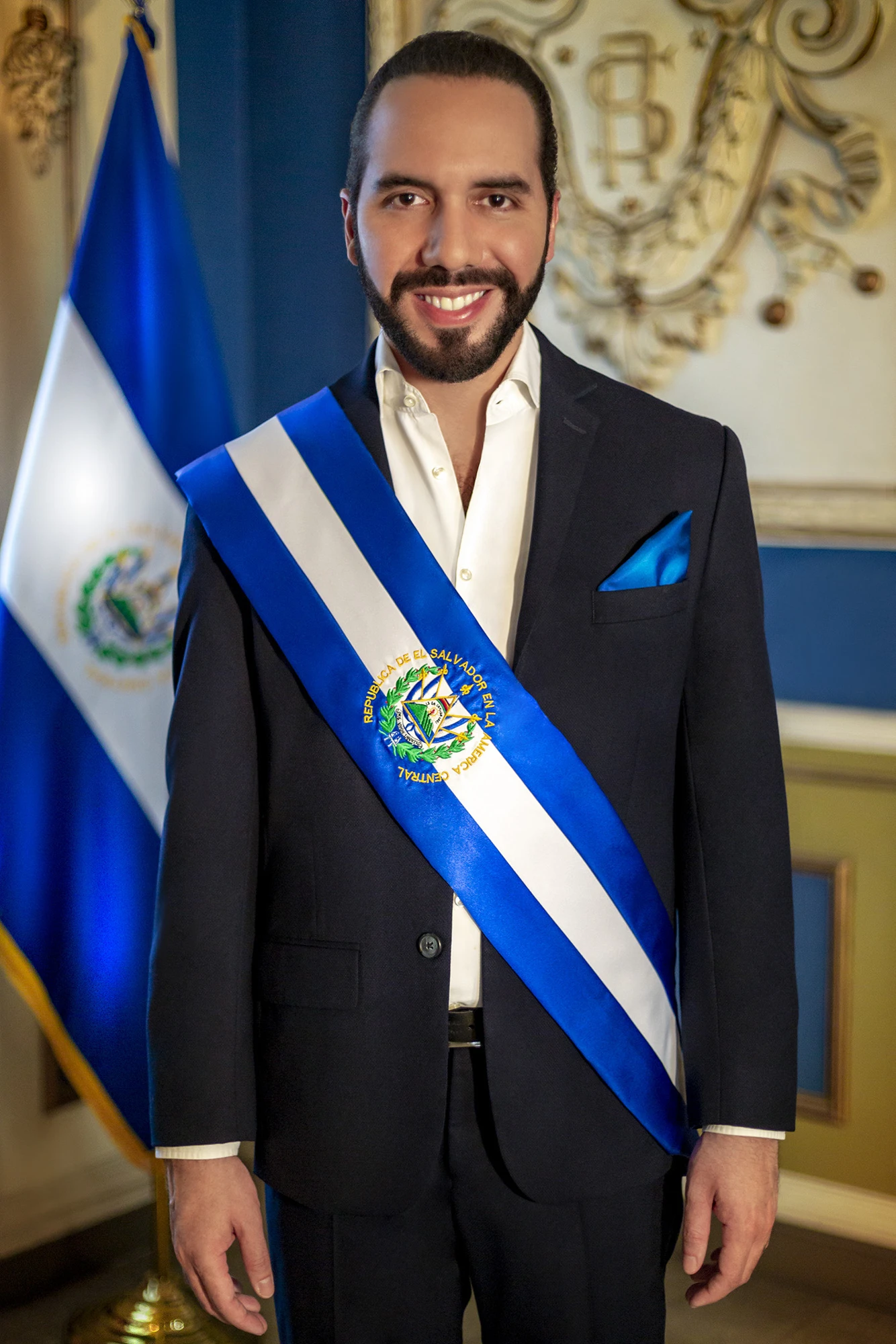 Archivo: Nayib Bukele, retrato oficial de 2019. No corresponde a su visita a Costa Rica ni muestra las obras del CACCO.