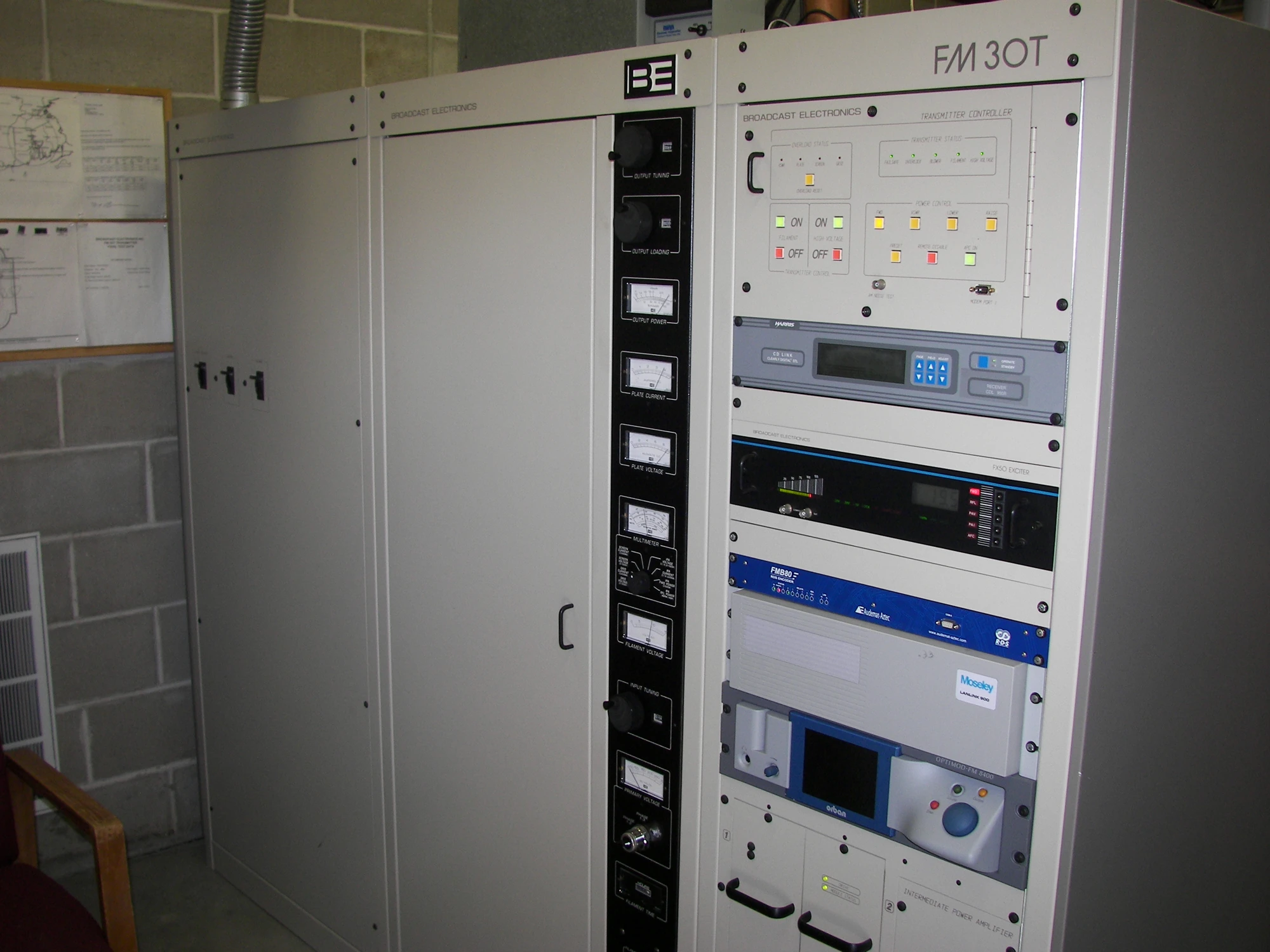 Fotografía técnica de contexto: transmisor de radio FM-30T de Broadcast Electronics. No se presenta como una instalación costarricense ni como un equipo incluido en la subasta anulada.