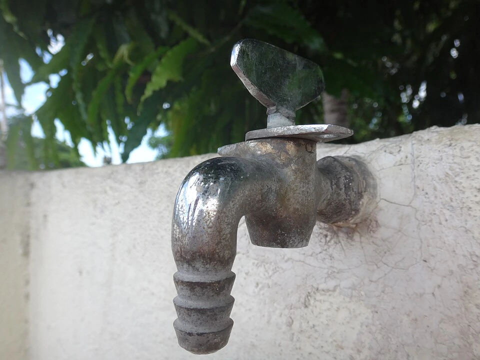 Archivo: grifo de agua, 19 de julio de 2017. Contexto del abastecimiento y saneamiento para prevenir cólera; no identifica agua contaminada ni un brote costarricense.