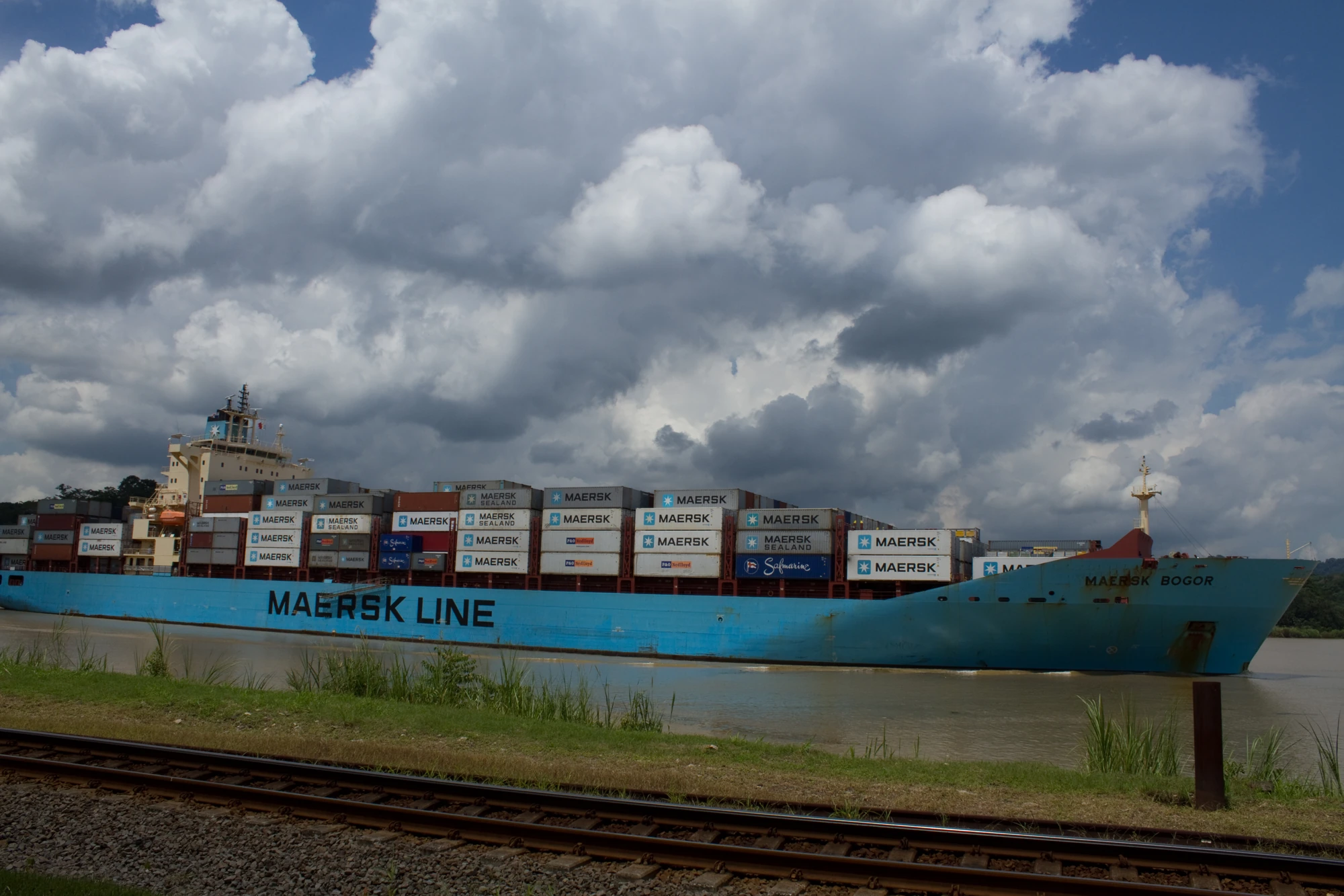 Archivo: buque de Maersk en el canal de Panamá, 30 de julio de 2011. Contexto del comercio panameño; no muestra productos costarricenses afectados por la disputa ni una reapertura comercial.
