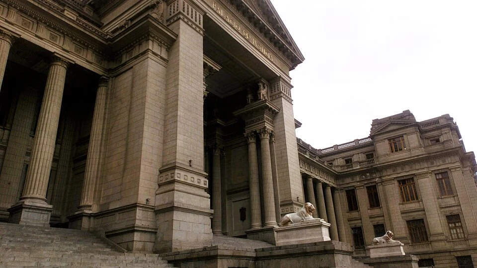 Archivo: Palacio de Justicia de Lima, sede de la Corte Suprema del Perú, noviembre de 2019. Contexto del sistema judicial; no muestra a los jueces mencionados en el pronunciamiento.