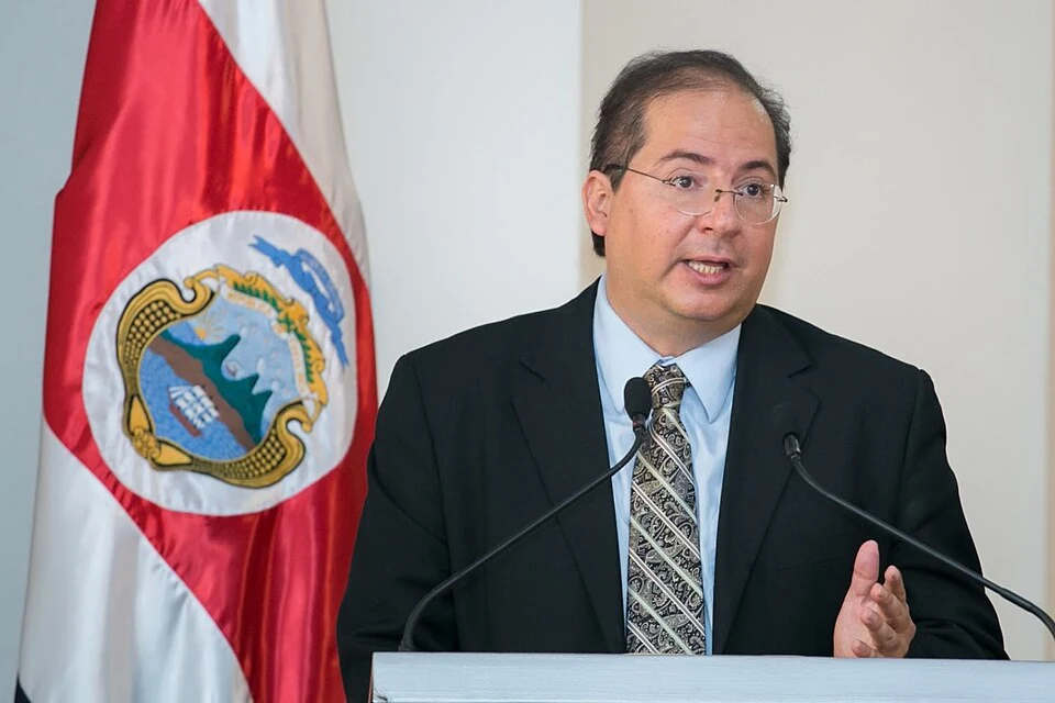 Archivo: Mauricio Herrera Ulloa en abril de 2015, cuando fue designado ministro de Comunicación. La imagen no corresponde al proceso de selección de la Relatoría en 2026.