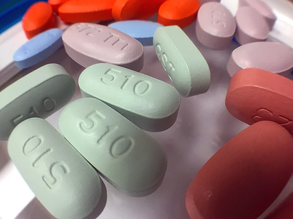 Archivo: distintos medicamentos antirretrovirales, fotografiados por NIAID en octubre de 2016. Imagen de contexto del tratamiento del VIH; no representa las formulaciones ni las dosis pediátricas recomendadas en la guía.