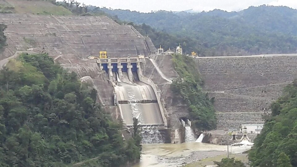 Archivo: vertedero de la represa hidroeléctrica Reventazón, 6 de noviembre de 2016. Contexto de la generación eléctrica costarricense; no representa obras previstas por la reforma.