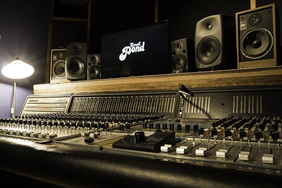 Archivo: consola de mezcla Neve en un estudio de grabación, diciembre de 2016. Contexto de producción cultural; no representa una aplicación de inteligencia artificial ni un estudio centroamericano evaluado.