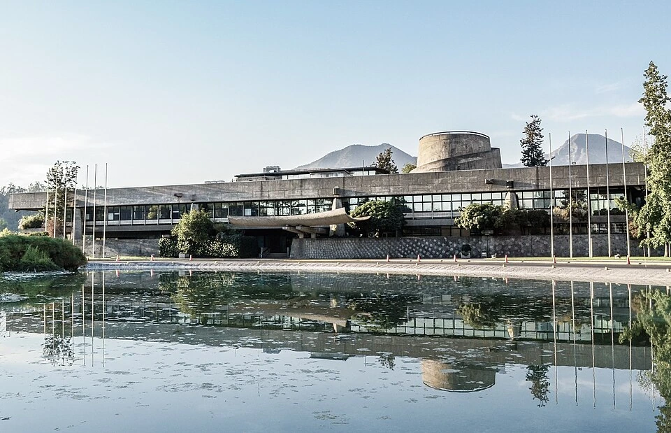 Archivo: sede de la CEPAL en Santiago, 4 de marzo de 2013. Contexto de la organización que convocó la comisión independiente; no muestra a sus integrantes. La versión de Commons incorpora ajustes de composición de 2020.