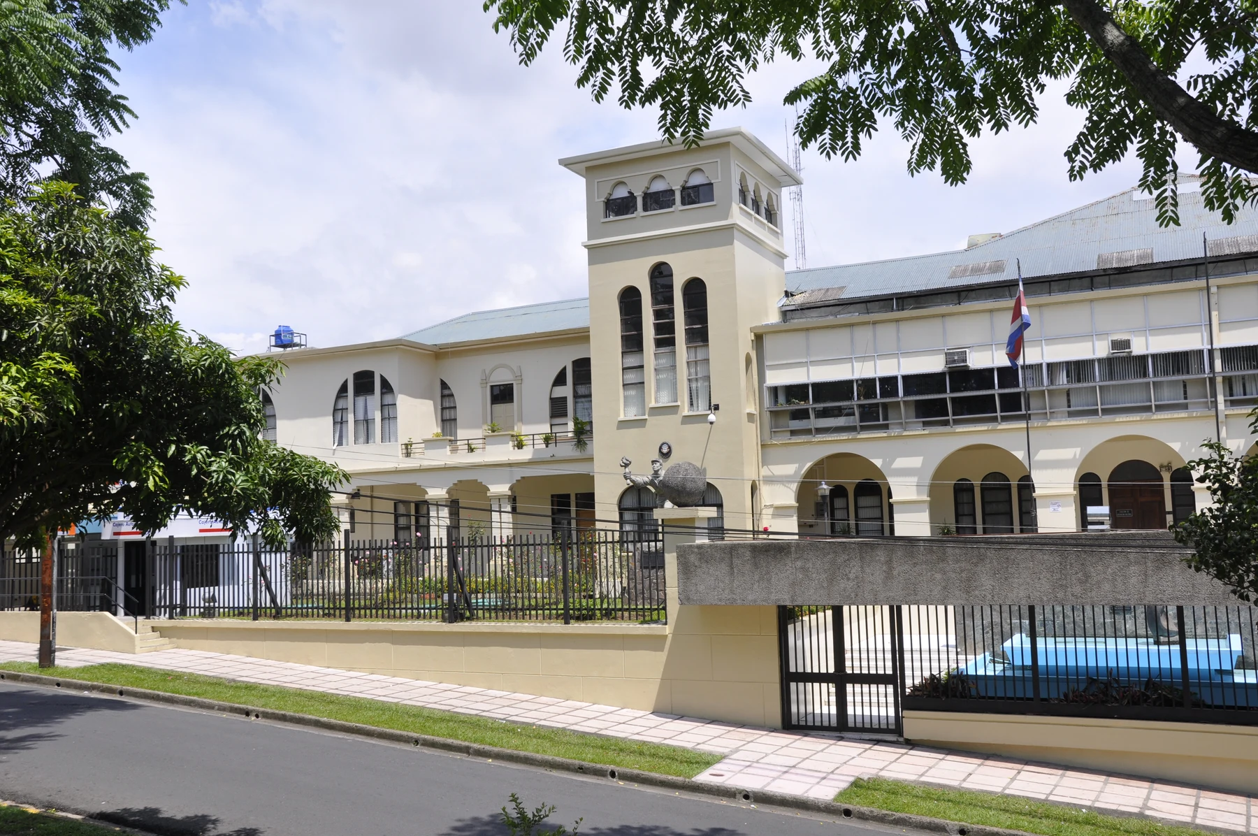 Archivo: antigua sede de la Asamblea Legislativa, 3 de julio de 2010. Contexto histórico del Congreso; no muestra la sede actual, documentos secretos ni aprobación del proyecto.