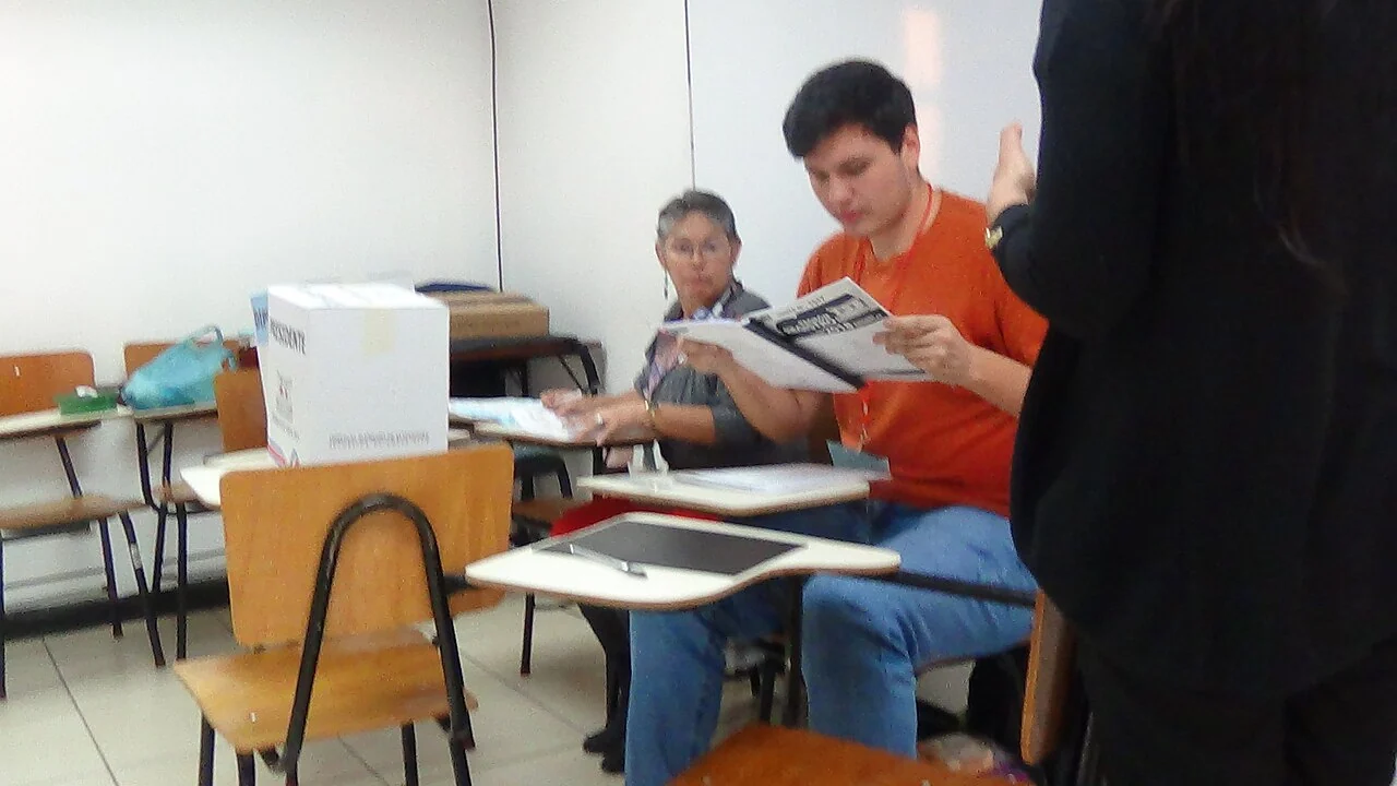 Imagen de contexto: Auxiliares electorales en una junta receptora de votos. Archivo, 2018-02-04. No corresponde al hecho actual.