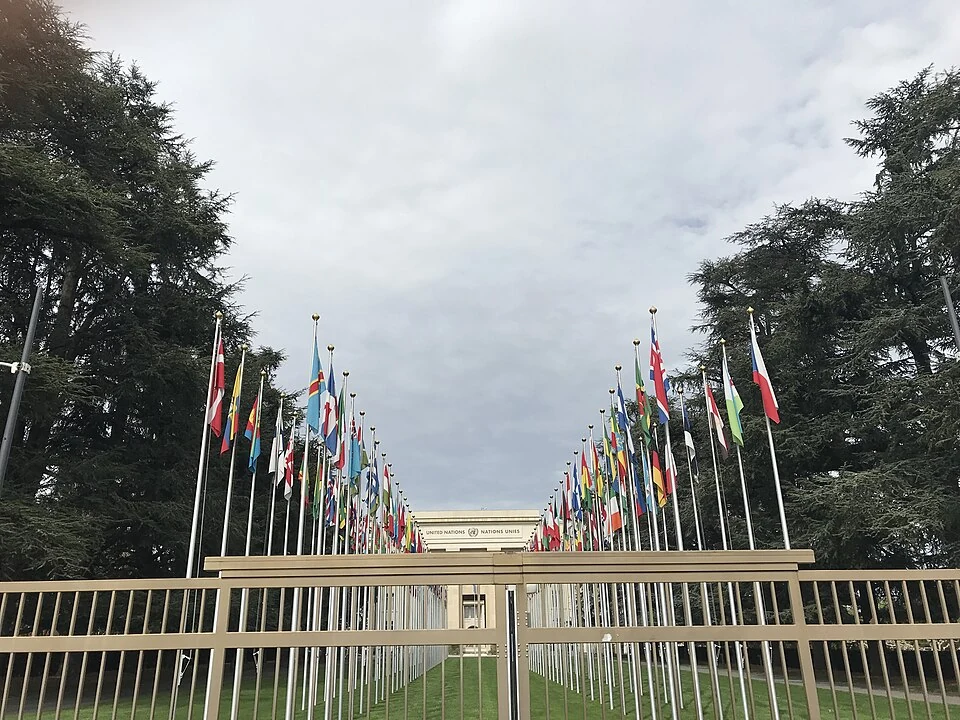 Archivo: avenida de banderas y Palacio de las Naciones en Ginebra, abril de 2018. Contexto del ámbito multilateral del pronunciamiento; no muestra la declaración emitida en Nueva York en mayo de 2026.