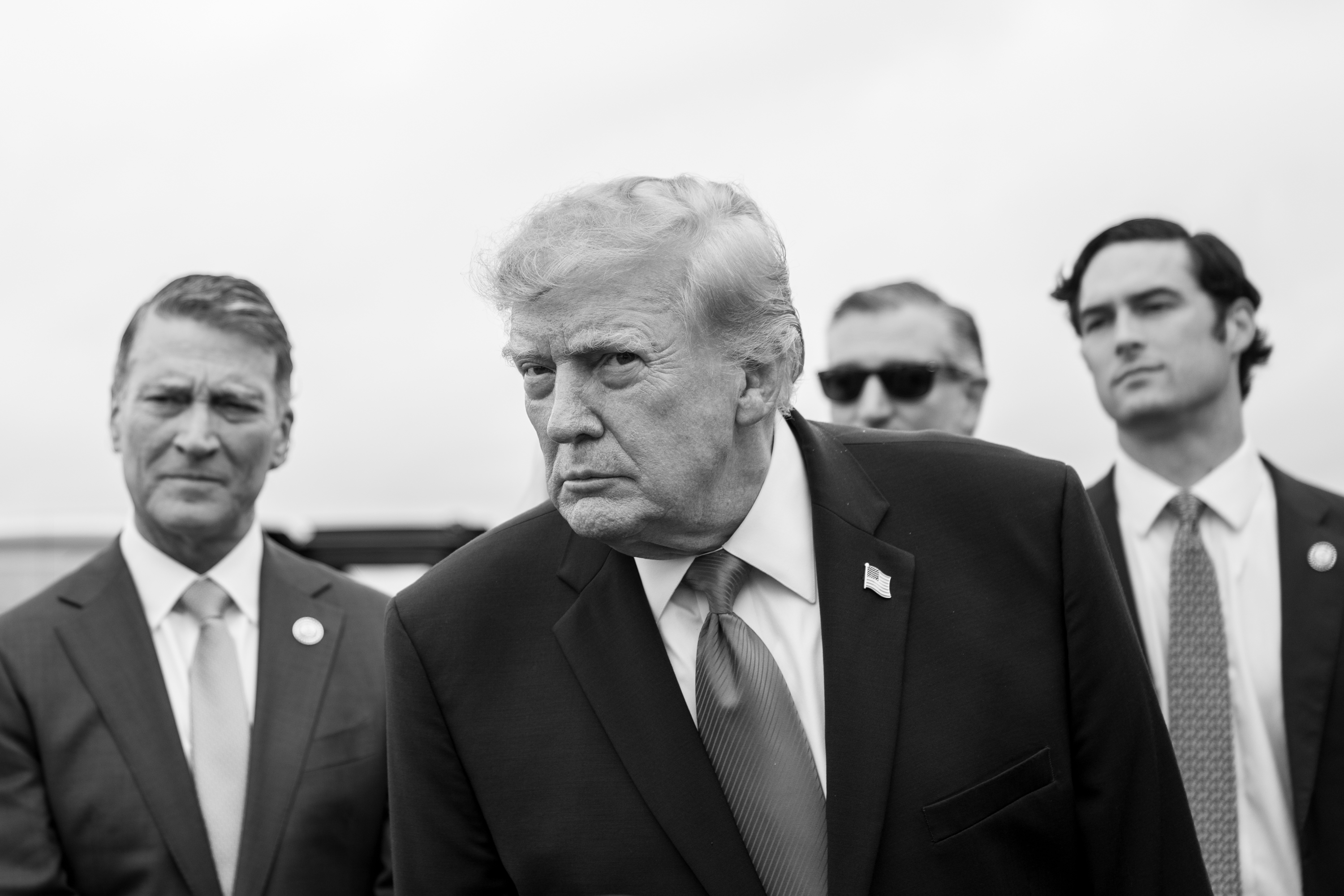 Donald Trump habla con la prensa en el aeropuerto Dallas Fort Worth, Texas, el 1 de octubre de 2026. Fotografía oficial de archivo de Molly Riley; no muestra la firma de la orden del 16 de octubre.