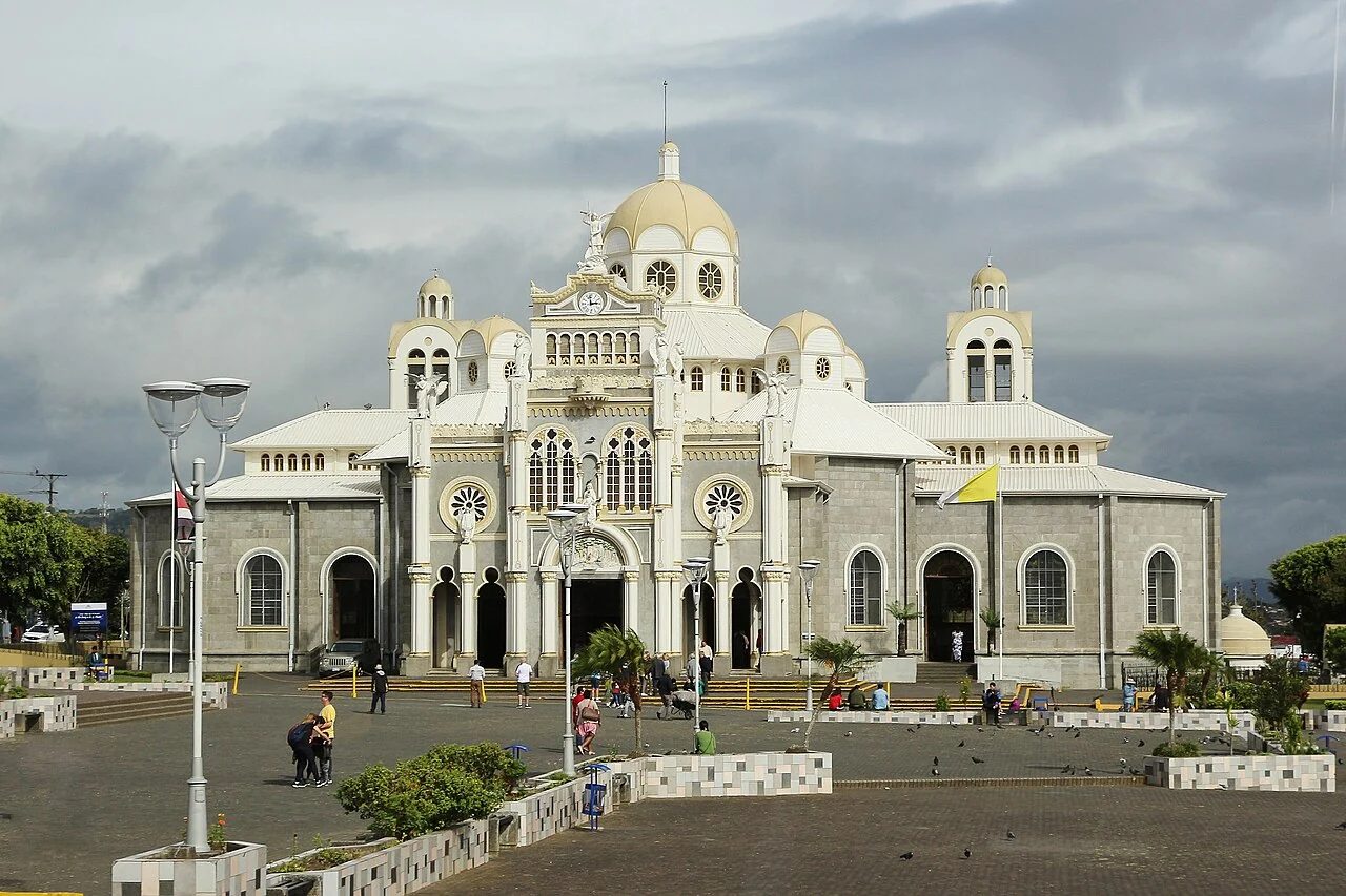 Archivo: Basílica de Nuestra Señora de los Ángeles, Cartago. Fotografía de contexto del edificio; no muestra los impactos ni la investigación del 23 de mayo de 2026.