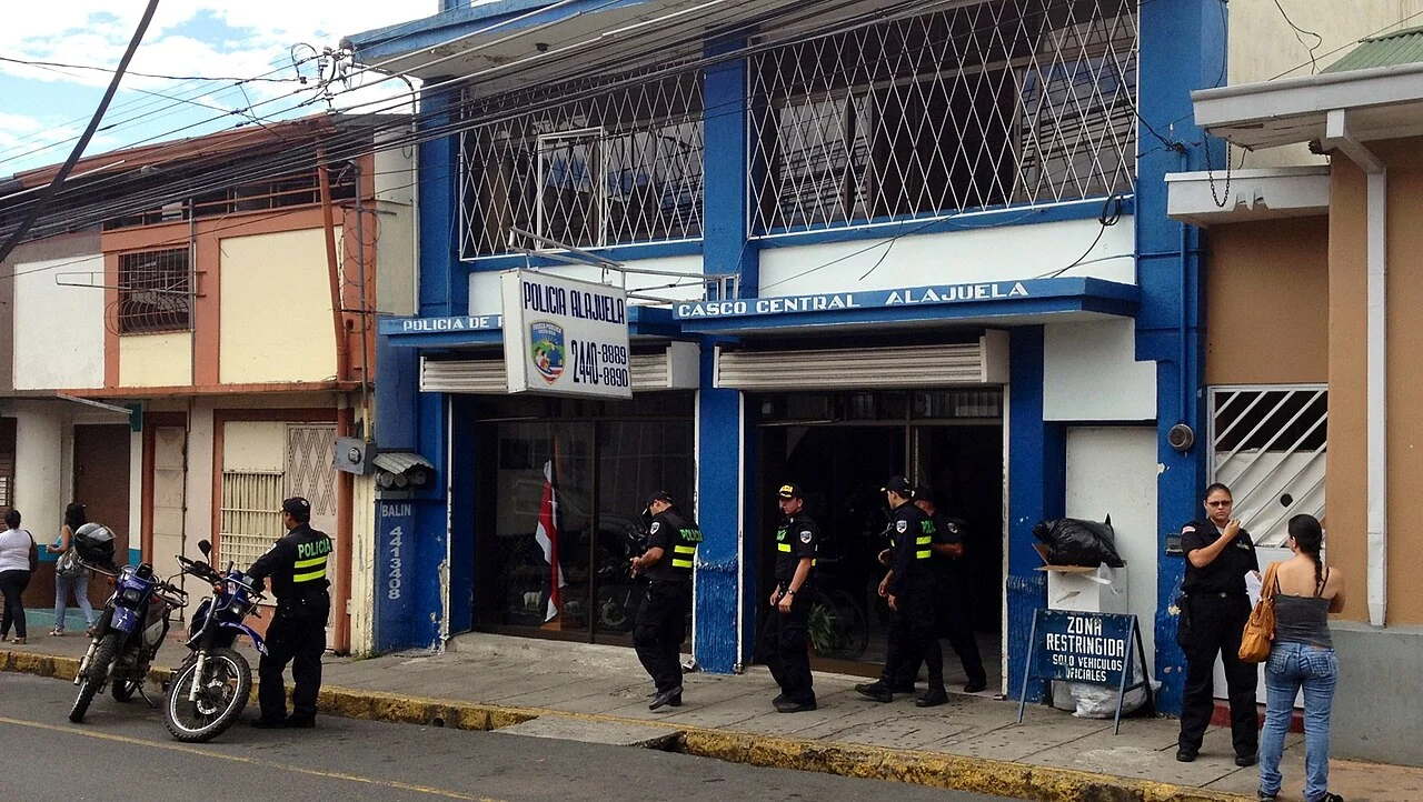 Archivo: estación policial en Alajuela, 10 de enero de 2013. Imagen institucional de contexto; no es una delegación de la zona sur ni representa a los funcionarios mencionados en el informe.