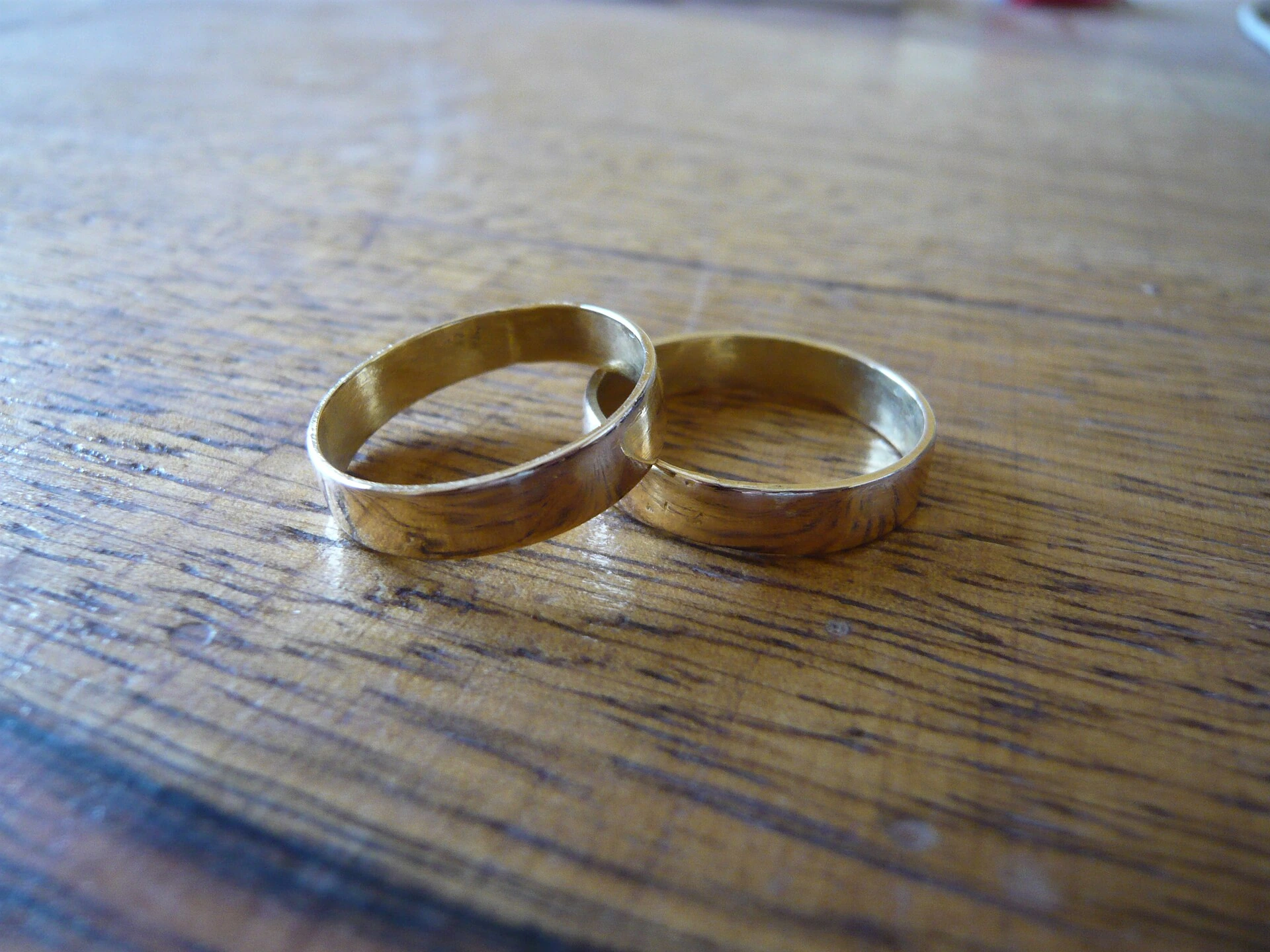 Imagen de contexto: dos alianzas de oro fotografiadas en 2009. Ilustran el vínculo matrimonial; no muestran una ceremonia, un expediente ni la plataforma del Registro Civil.
