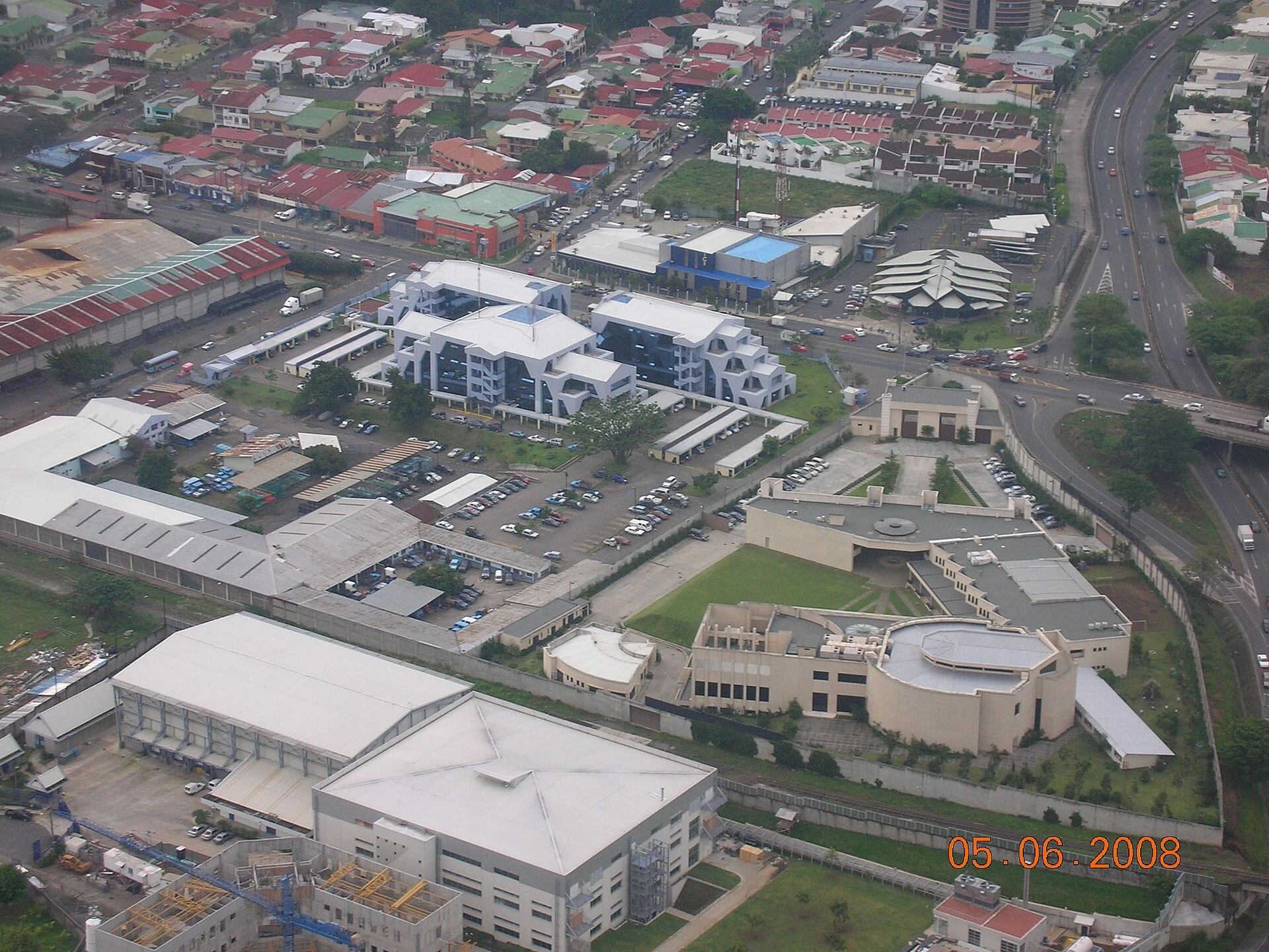 Archivo: edificio del AyA, visible en el centro de esta vista aérea de San José del 5 de junio de 2008. Contexto de la institución interventora; no muestra Sonafluca ni su acueducto.