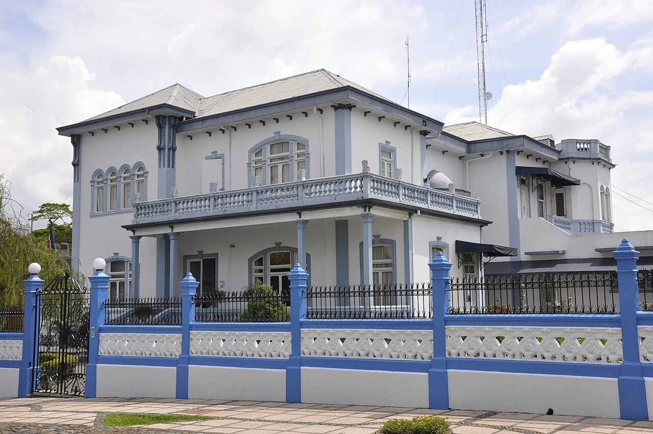 Archivo: Castillo Azul, edificio anexo de la Asamblea Legislativa, 3 de julio de 2010. Contexto del trámite de los proyectos; no representa una sesión ni normas ya aprobadas.