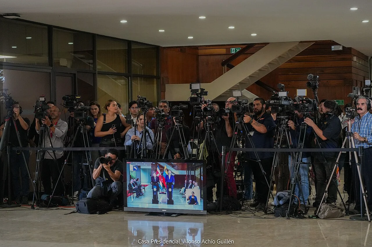 Imagen de contexto: Periodistas en la conferencia posterior a la reunión de Edmundo González Urrutia y Rodrigo Chaves. Archivo, 2025-01-16. No corresponde al hecho actual.