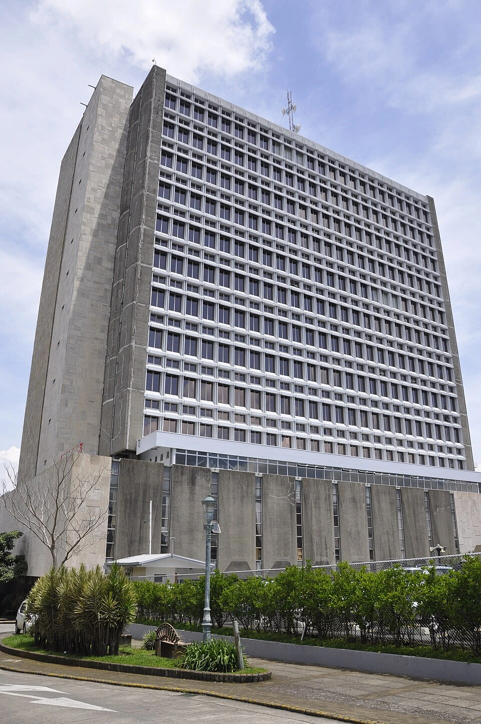 Archivo: edificio del Instituto Nacional de Seguros en San José, costado norte, 3 de julio de 2010. Contexto de la institución que albergó la reunión; no muestra el encuentro de mayo de 2026.