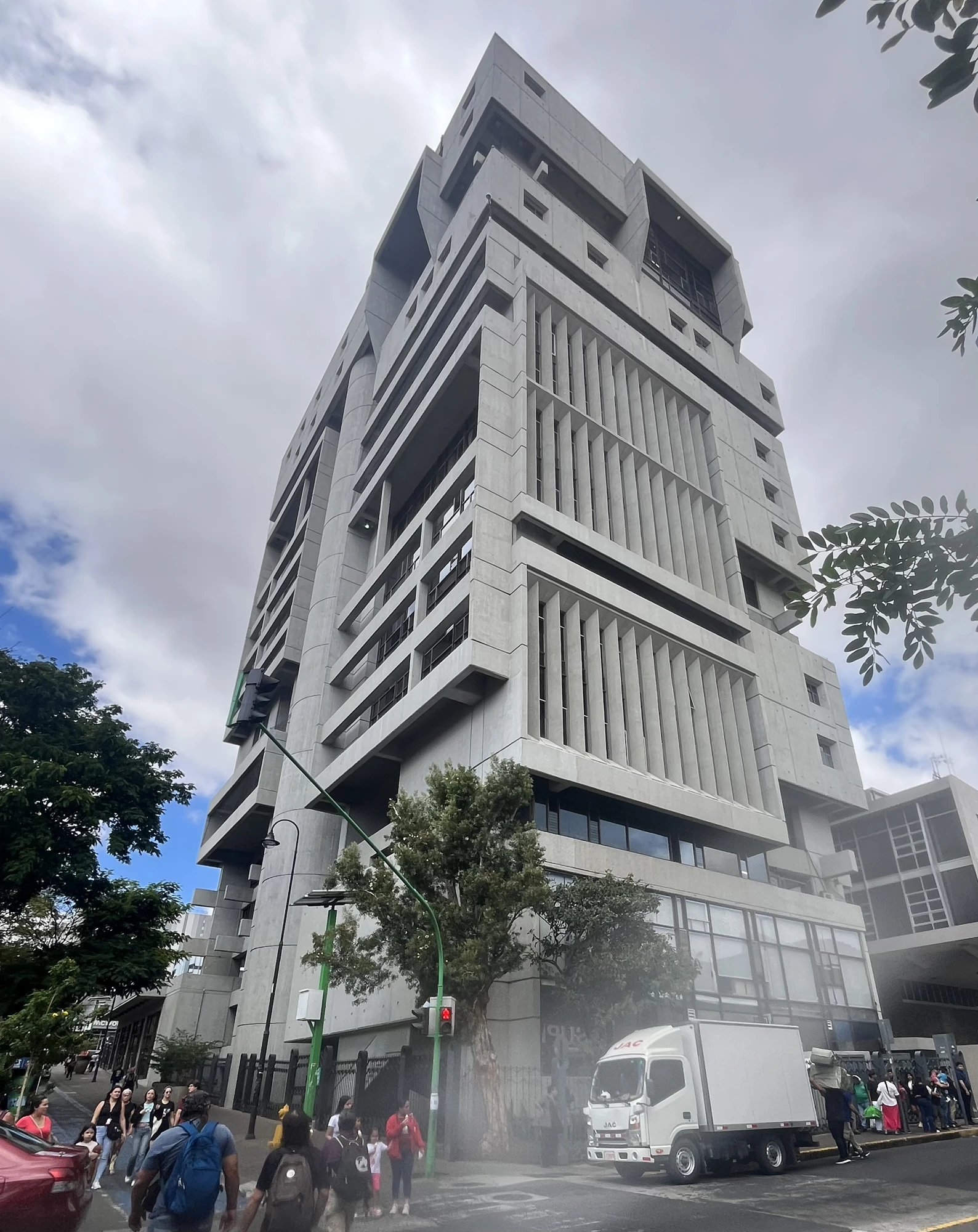 Archivo: edificio de oficinas Jenaro Valverde Marín de la CCSS, San José, 14 de febrero de 2026. Contexto institucional; no muestra a Rocío Alfaro ni una juramentación.