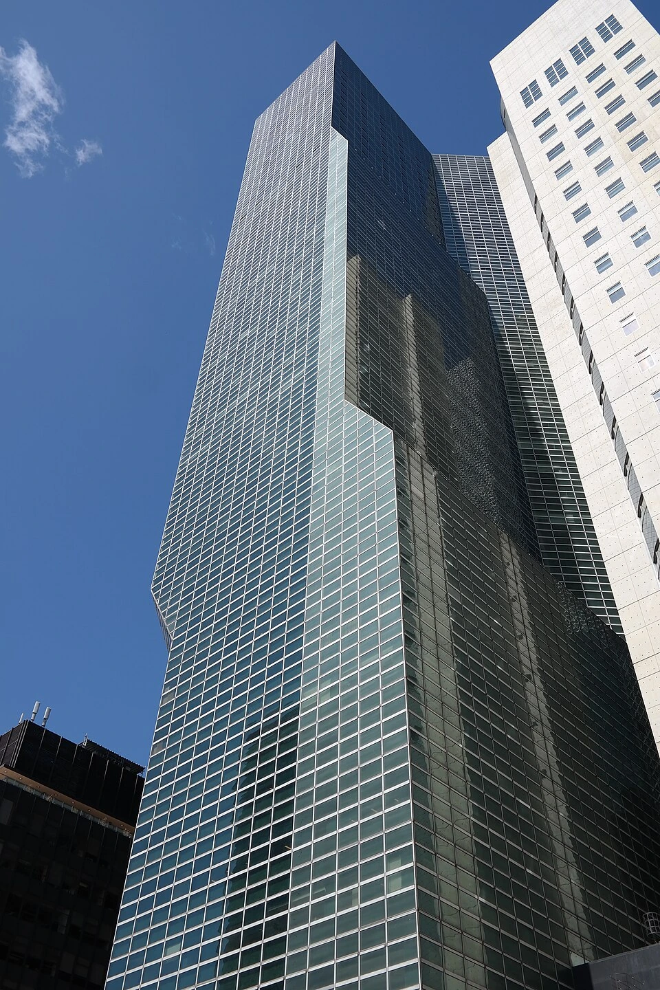 Archivo: fachada acristalada de One United Nations Plaza, Nueva York, 27 de abril de 2015. El PNUD identifica este edificio como su sede; la fotografía aporta contexto institucional y no muestra la plataforma Radar de Soluciones ni un acto de 2026. Conversión a WebP, sin alterar el contenido.