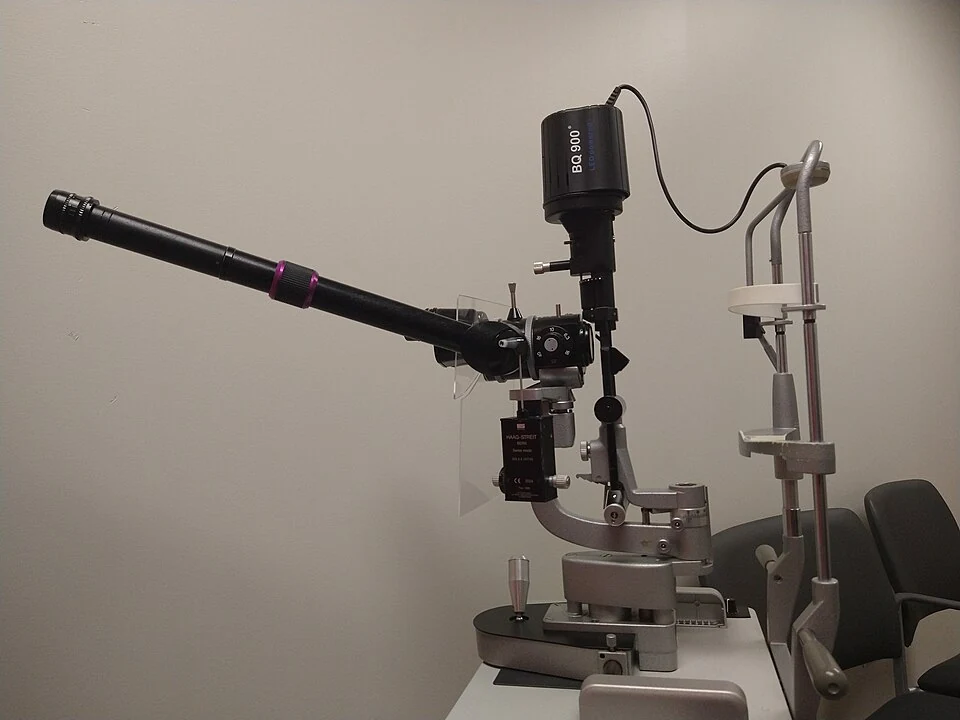Archivo: lámpara de hendidura de la clínica de optometría de la Universidad Estatal de Ohio, Estados Unidos, septiembre de 2025. Contexto de salud ocular; no corresponde a un centro salvadoreño ni documenta el proceso de eliminación del tracoma.
