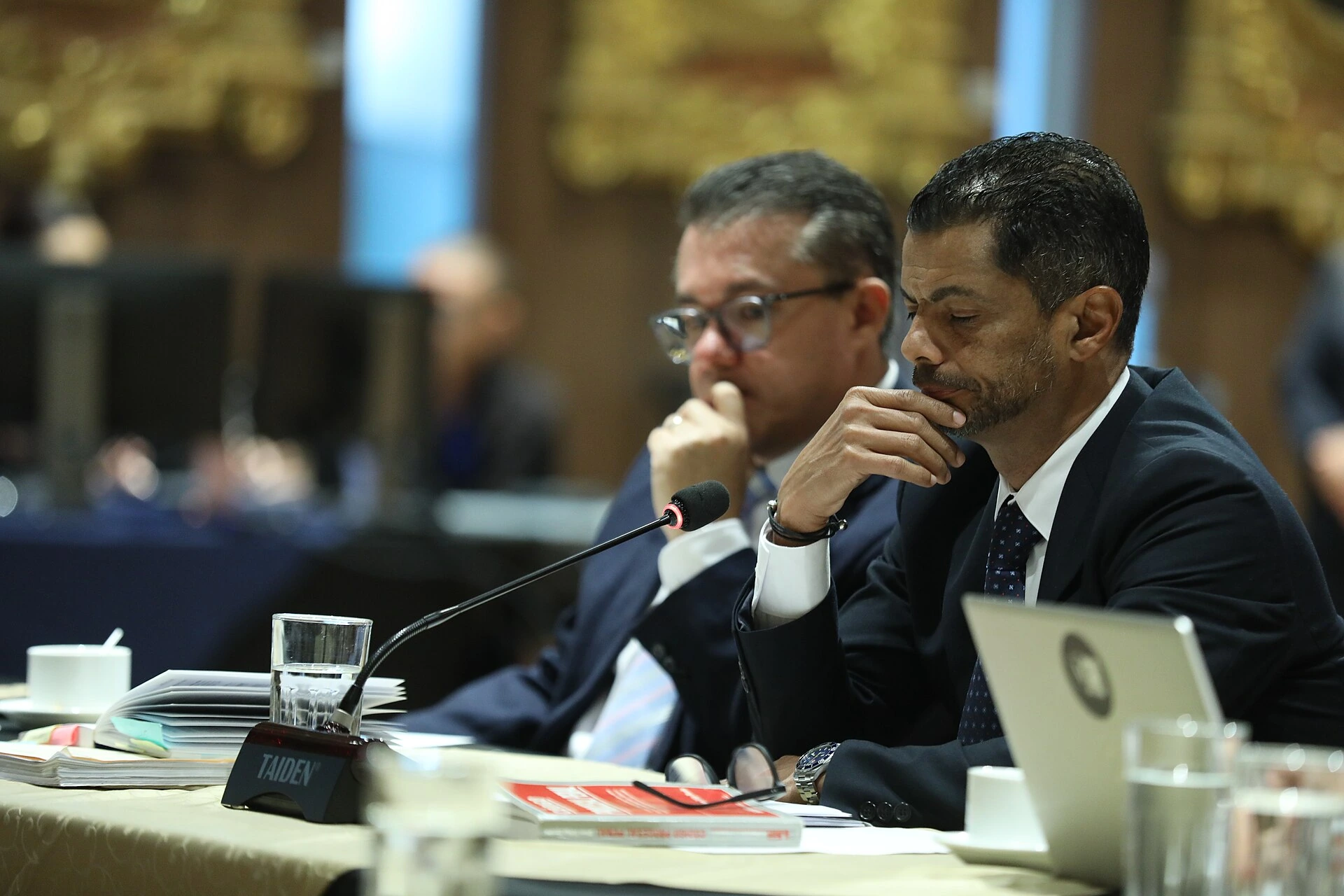 Archivo: el fiscal general Carlo Díaz, a la derecha, durante una audiencia legislativa el 8 de agosto de 2025. Díaz informó sobre la investigación de Moín en julio de 2026; la imagen no muestra el operativo ni a personas detenidas.