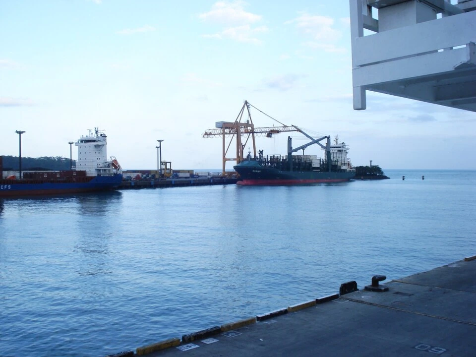 Archivo: infraestructura del puerto de Limón, 22 de enero de 2010. Contexto de las competencias portuarias de Japdeva; no muestra la marina proyectada ni una alianza adjudicada en 2026.