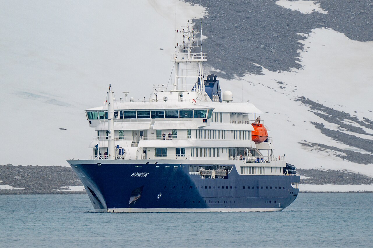 Archivo: el buque Hondius en Magdalenefjorden, Svalbard, 24 de junio de 2025. Foto: Stefan Brending. No corresponde al viaje del Atlántico de 2026.
