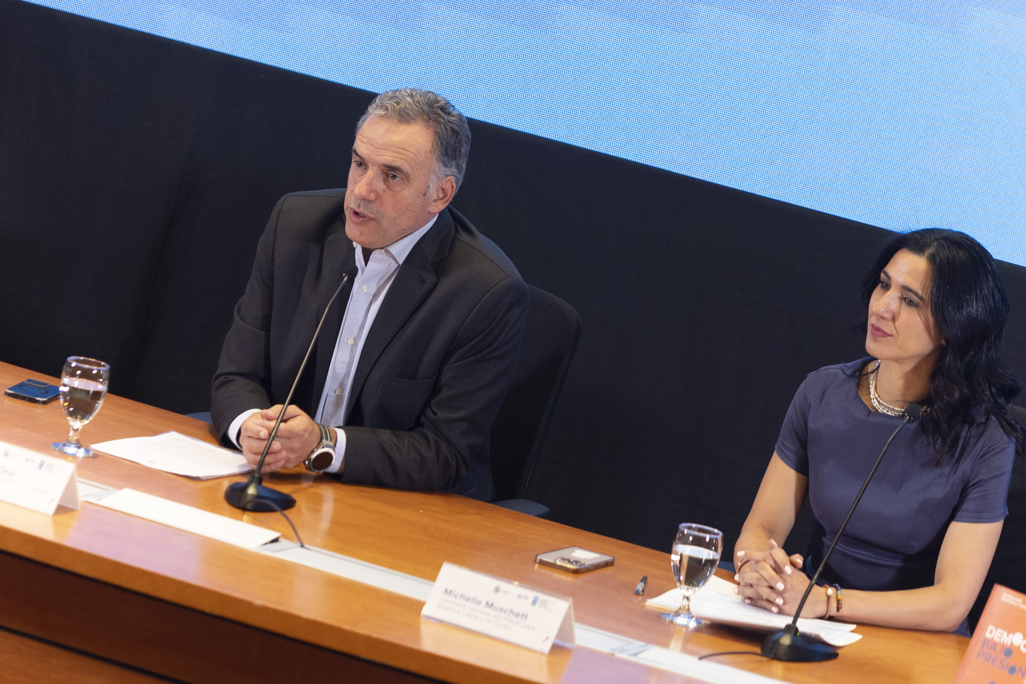 Yamandú Orsi y Michelle Muschett durante la presentación del informe del PNUD sobre democracia y desarrollo, Montevideo, 11 de mayo de 2026. Foto: Camilo dos Santos Ayala / Presidencia de la República del Uruguay.
