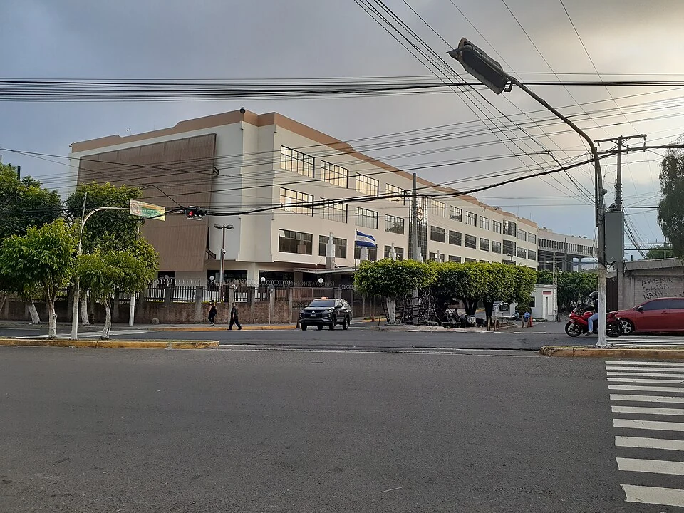 Archivo: complejo de la Corte Suprema de Justicia de El Salvador, mayo de 2021; edificio administrativo en primer plano y palacio de la Corte al fondo. Contexto institucional del caso de José Salomón Padilla.