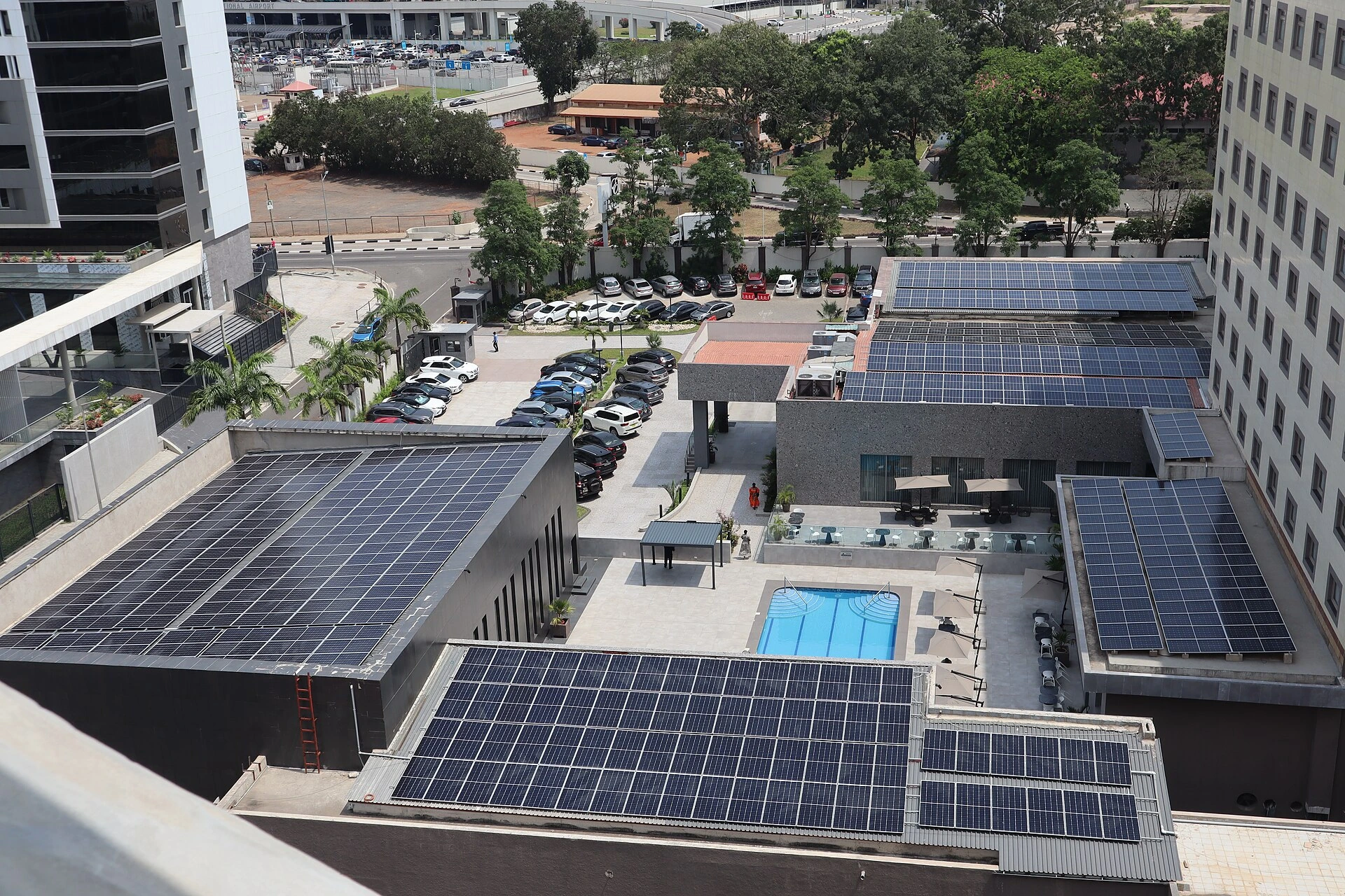 Imagen de contexto: paneles solares sobre una azotea en Ghana, en un archivo catalogado en 2025. Ilustra la generación solar distribuida; no es una instalación de Costa Rica ni documenta la resolución de la Sala IV.