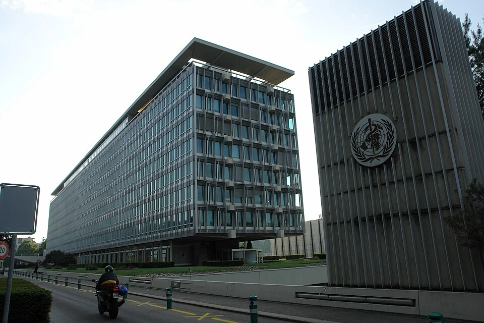 Archivo: sede de la OMS en Ginebra, 21 de mayo de 2007. Contexto de la agenda mundial de investigación sobre clima, salud y migración; no muestra un programa aplicado en Costa Rica.