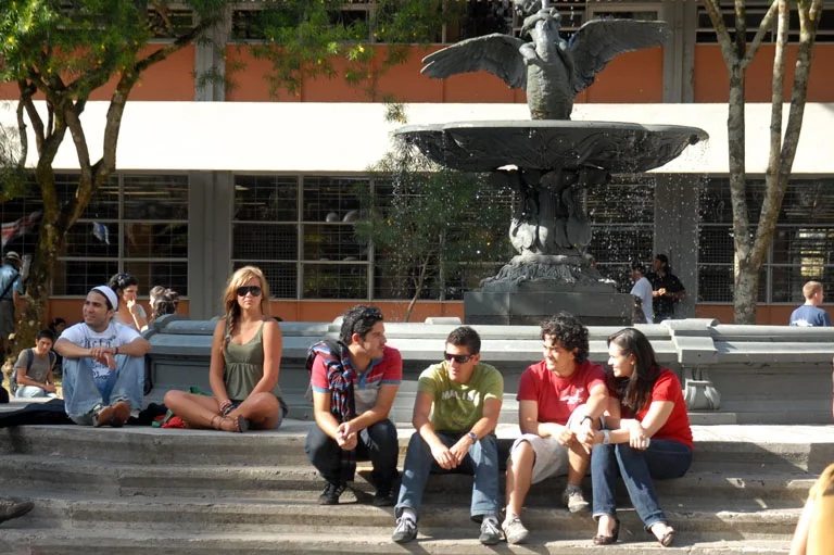 Imagen de contexto: estudiantes en la Universidad de Costa Rica, 23 de septiembre de 2011. No corresponde al debate legislativo ni identifica a quienes apoyan la reforma.