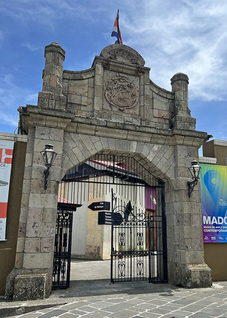 Archivo: entrada sureste del Centro Nacional de Cultura (CENAC), sede del Ministerio de Cultura y Juventud, 19 de junio de 2023. Fotografía de contexto.