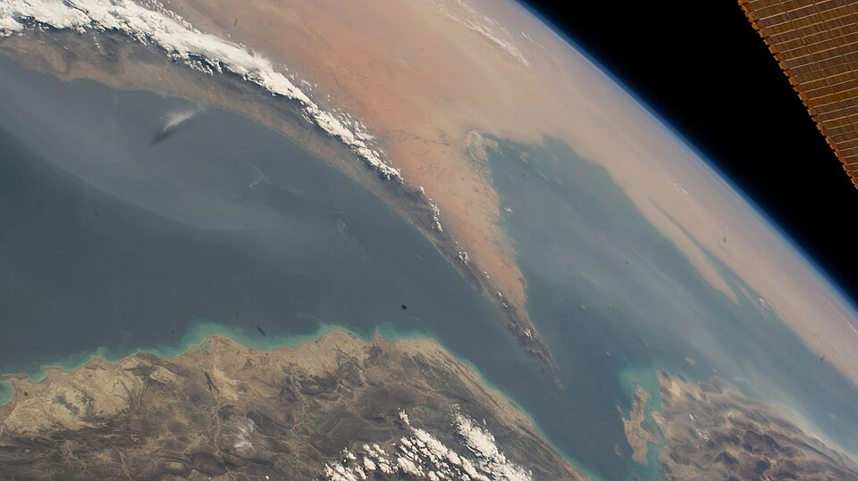 Archivo: vista orbital del estrecho de Ormuz, 18 de agosto de 2022. Contexto de cooperación de Francia y Omán para la navegación y el desminado en Ormuz. No muestra el anuncio ni los hechos de 2026.